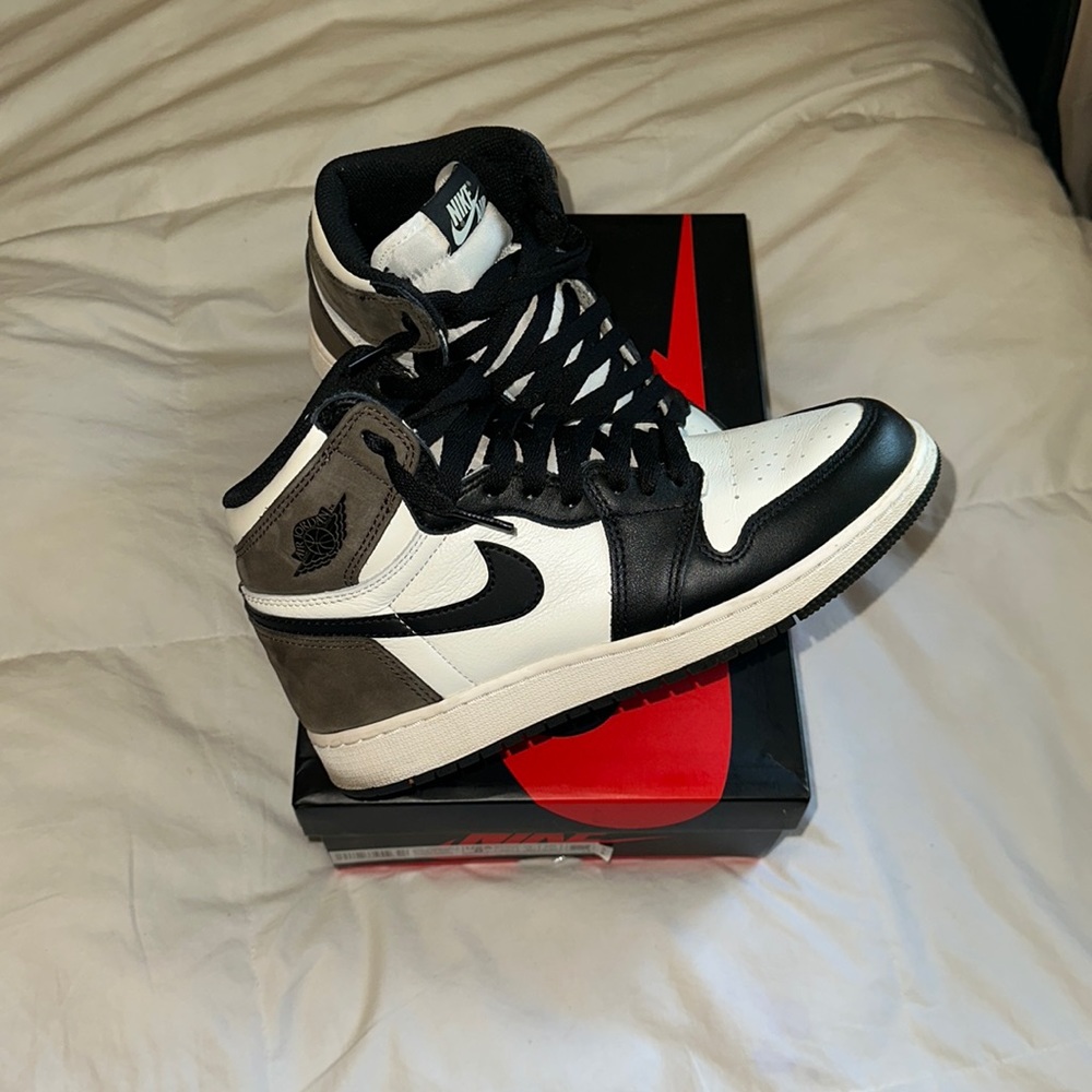 Jordan 1 Retro High Mocha - size 6Y - like new